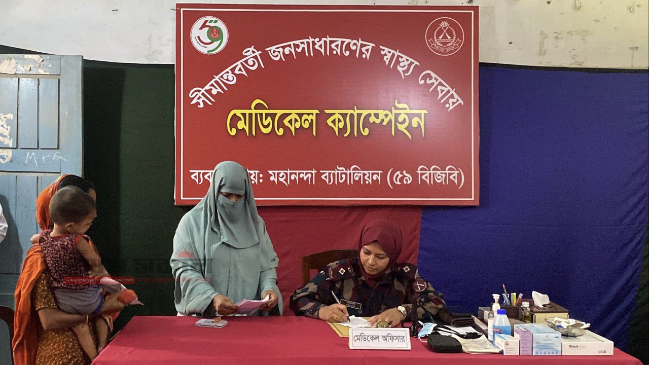 চাঁপাইনবাবগঞ্জ সীমান্তে বিনামূল্যে চিকিৎসা ও ওষুধ বিতরণে ৫৯ বিজিবি