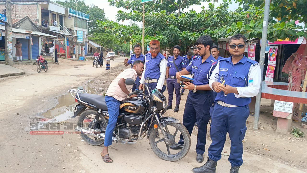 মিরপুরে যৌথ পুলিশ অভিযানে কাগজপত্র বিহীন ১১ যানবাহন আটক