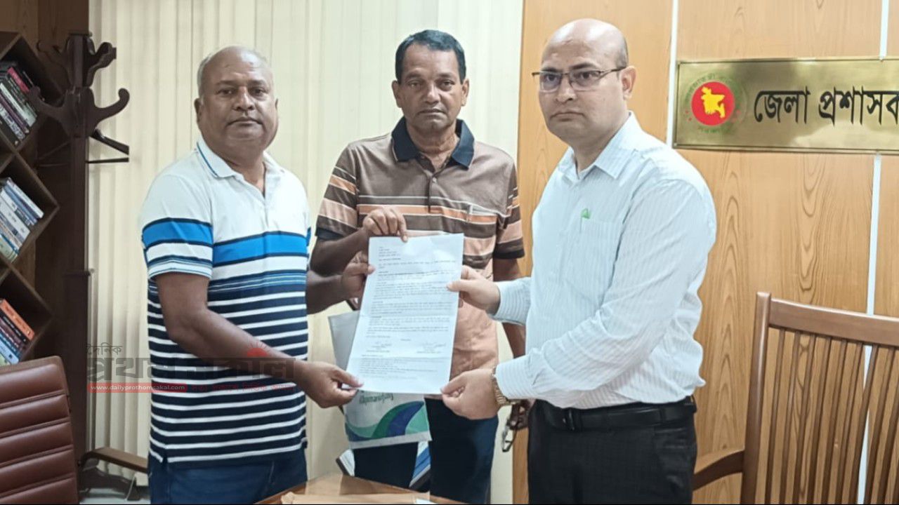 সরকারি নির্মাণ কাজের রেট সিডিউল হালনাগাদকরণের দাবিতে চাঁপাইনবাবগঞ্জ জেলা ঠিকাদার সমিতির স্মারকলিপি প্রদান 
