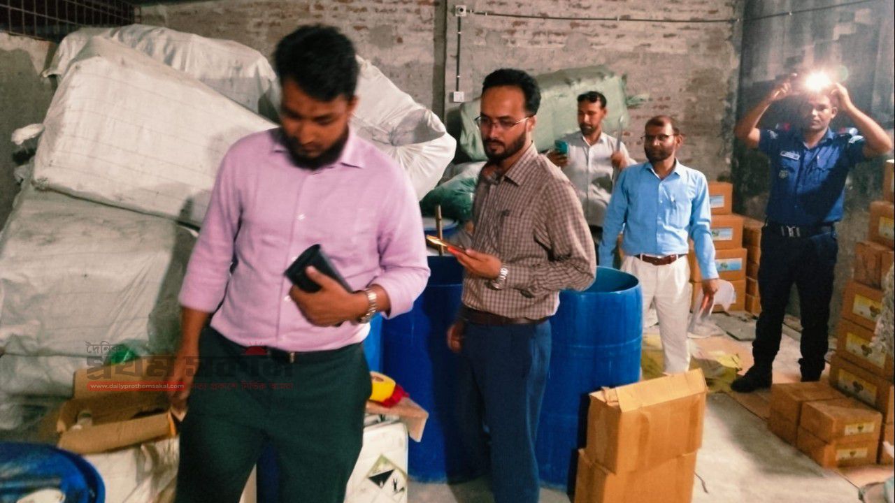 নকল কীটনাশক তৈরির সরঞ্জামসহ ব্যবসায়ী গ্রেফতার, জরিমানা ৩ লাখ