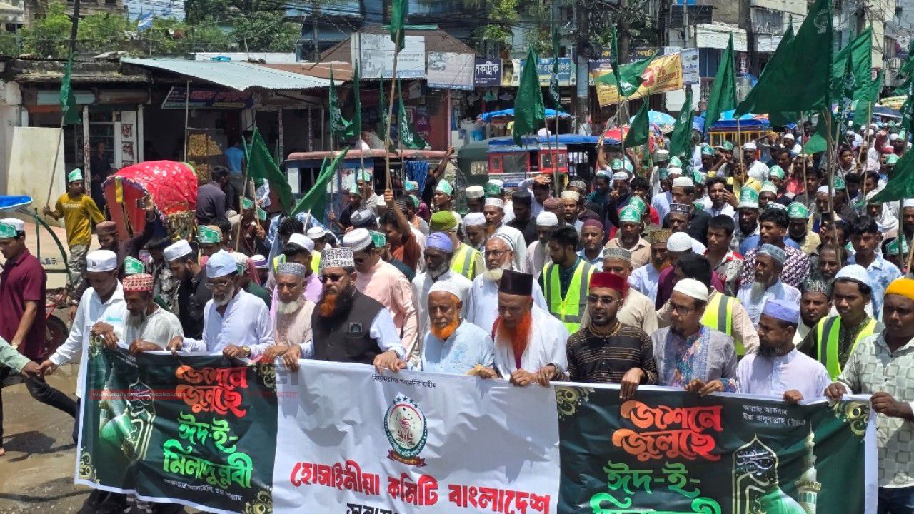 ঈদে মিলাদুন্নবী উপলক্ষে সুনামগঞ্জে জসনে জুলুছ অনুষ্টানে রাজাপুরা পীর হোসাইনীয়