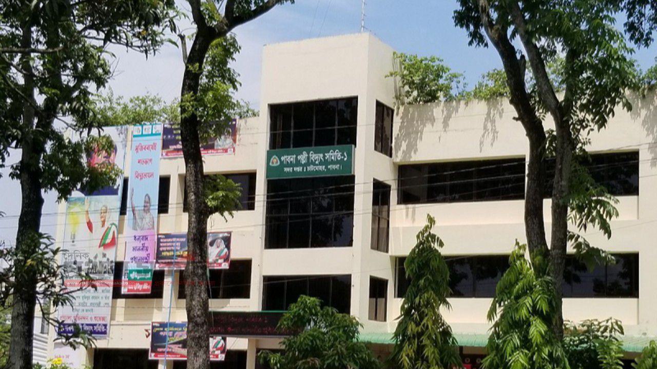 বিদ্যুৎ মিটারে অতিরিক্ত ইউনিটের হিসাব দেখতে চাওয়ায় পল্লী বিদ্যুৎ কর্মীদের বিরুদ্ধে মারধরের অভিযোগ 