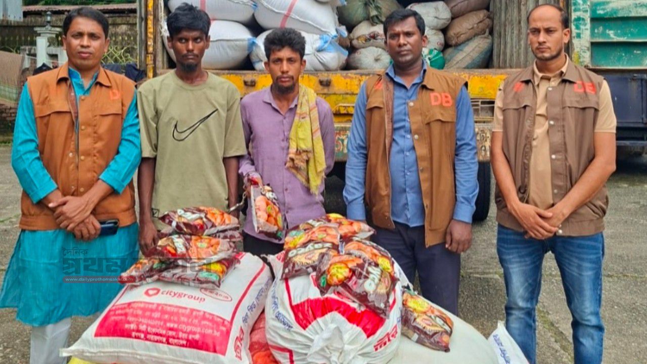 বিশ্বম্ভরপুরে ডিবি পুলিশের অভিযানে ভারতীয় ফুচকা,কাভার্ডভ্যানসহ ৬৫ লাখ টাকার মামলামাল জব্দ,আটক ২