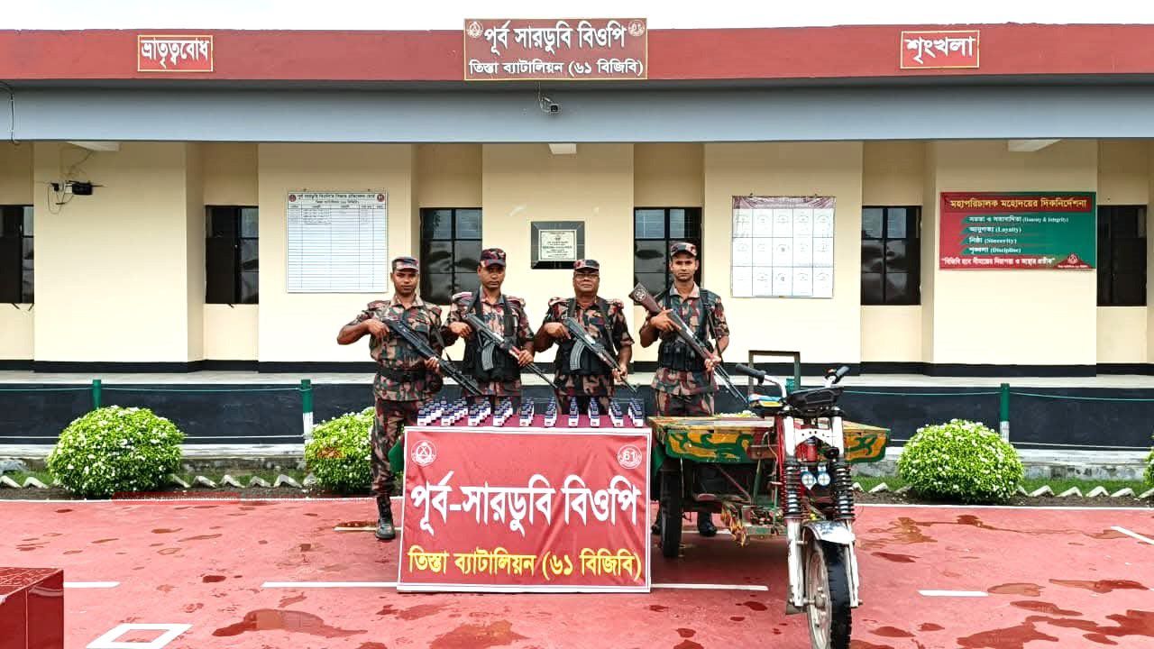 লালমনিরহাট সীমান্তে ৬১ বিজিবির অভিযান,ভারতীয় এস্কাপ সিরাপ,অটোভ্যান ও গরু আটক