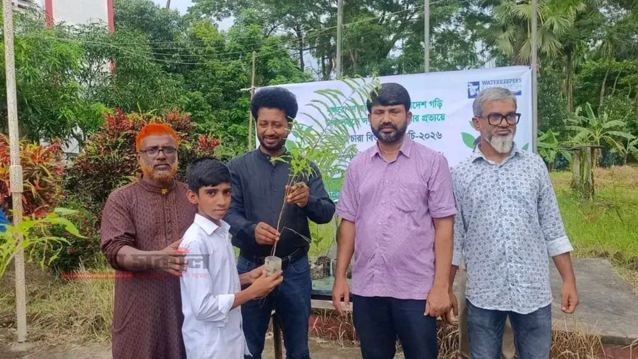 পাথরঘাটায় ৪০০ শিক্ষার্থীর মাঝে ফলদ ও ঔষধি চারা বিতরণ