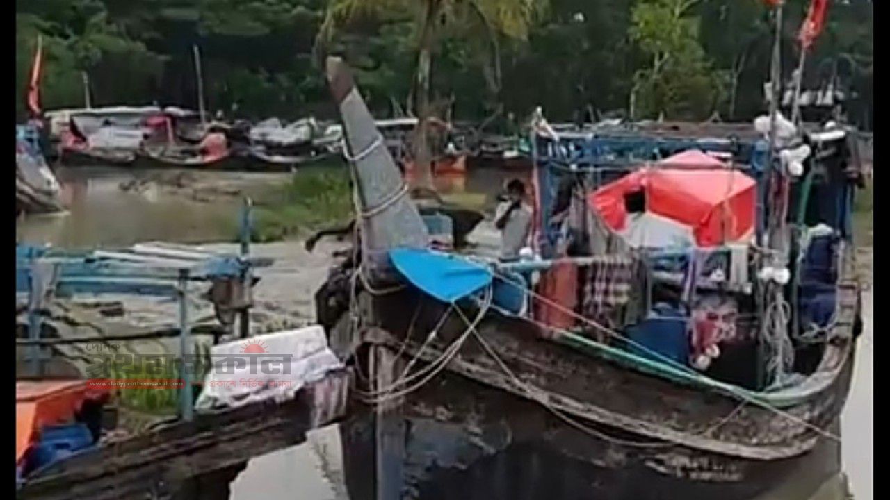 পাথরঘাটায় ট্রলার থেকে পড়ে জেলে নিখোঁজ,উত্তাল সাগরে চলছে সন্ধান