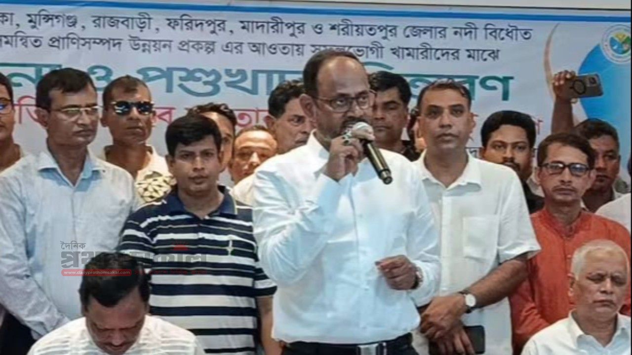 দৌলতপুরে খামারিদের মাঝে বকনা মাছুর ও পশুখাদ্য বিতরণ