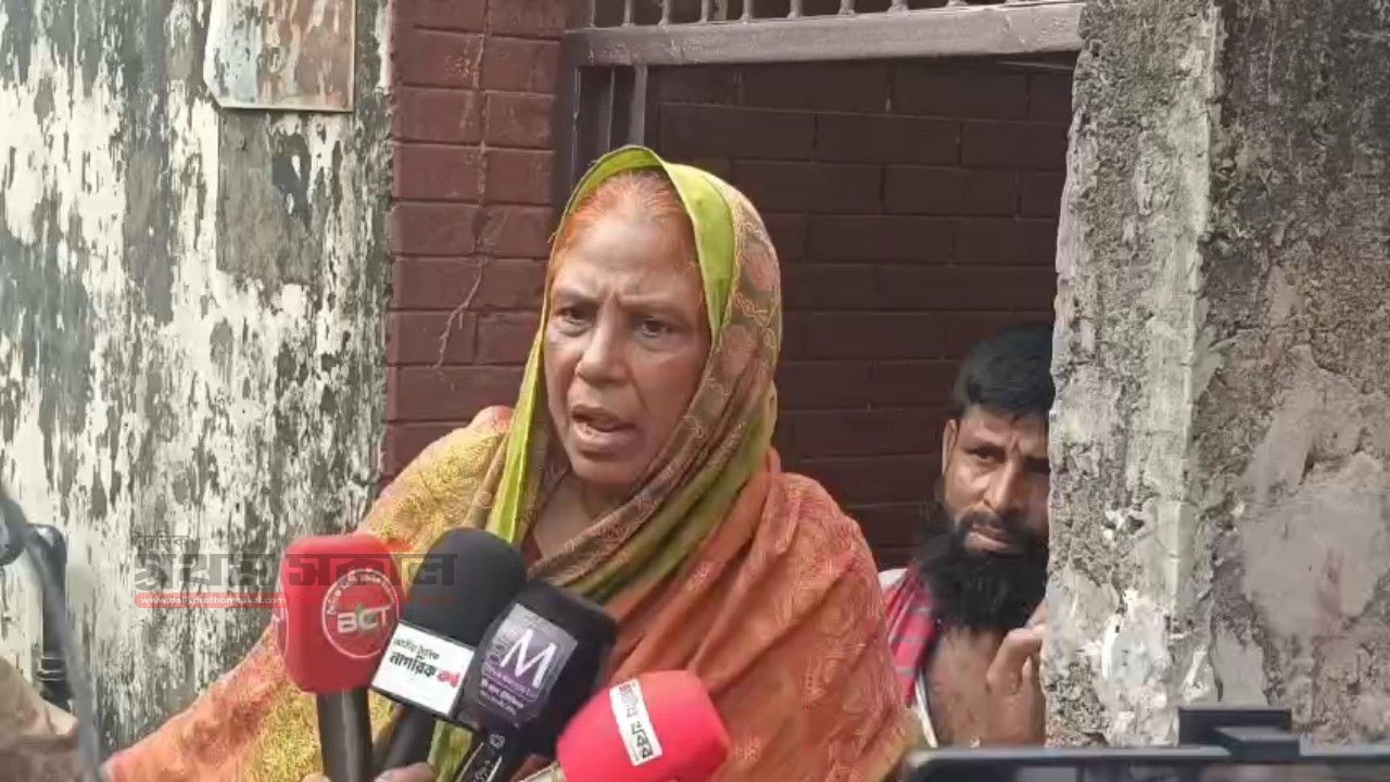  পাইকপাড়ায় পৈতৃক ভিটায় ভাতিজা ও মামা পলাশ গংয়ের বিরুদ্ধে চলাচলের রাস্তা বন্ধের অভিযোগ