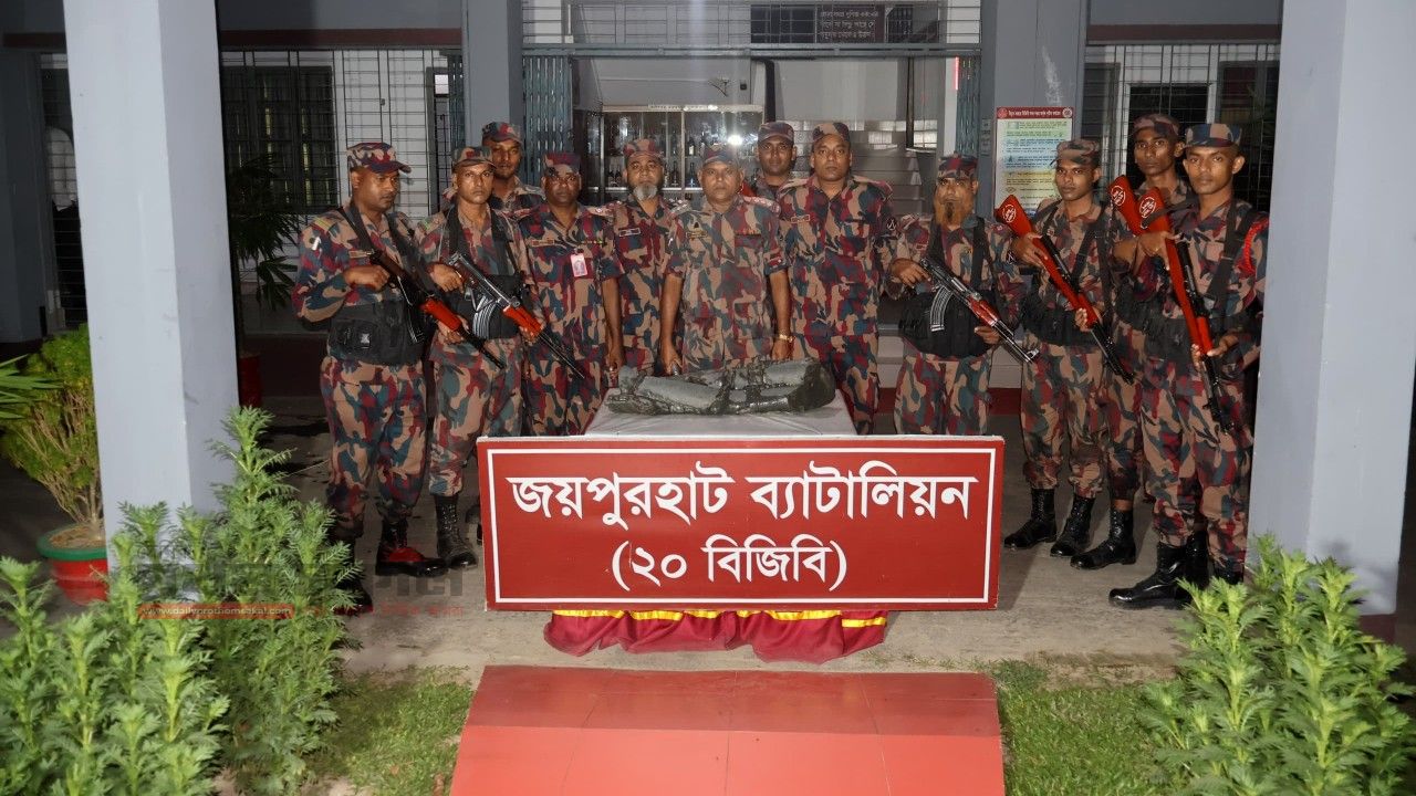 পাঁচবিবিতে নদীর তলদেশ থেকে ৮৫ কেজির কষ্টিপাথরের বিষ্ণুমূর্তি উদ্ধার